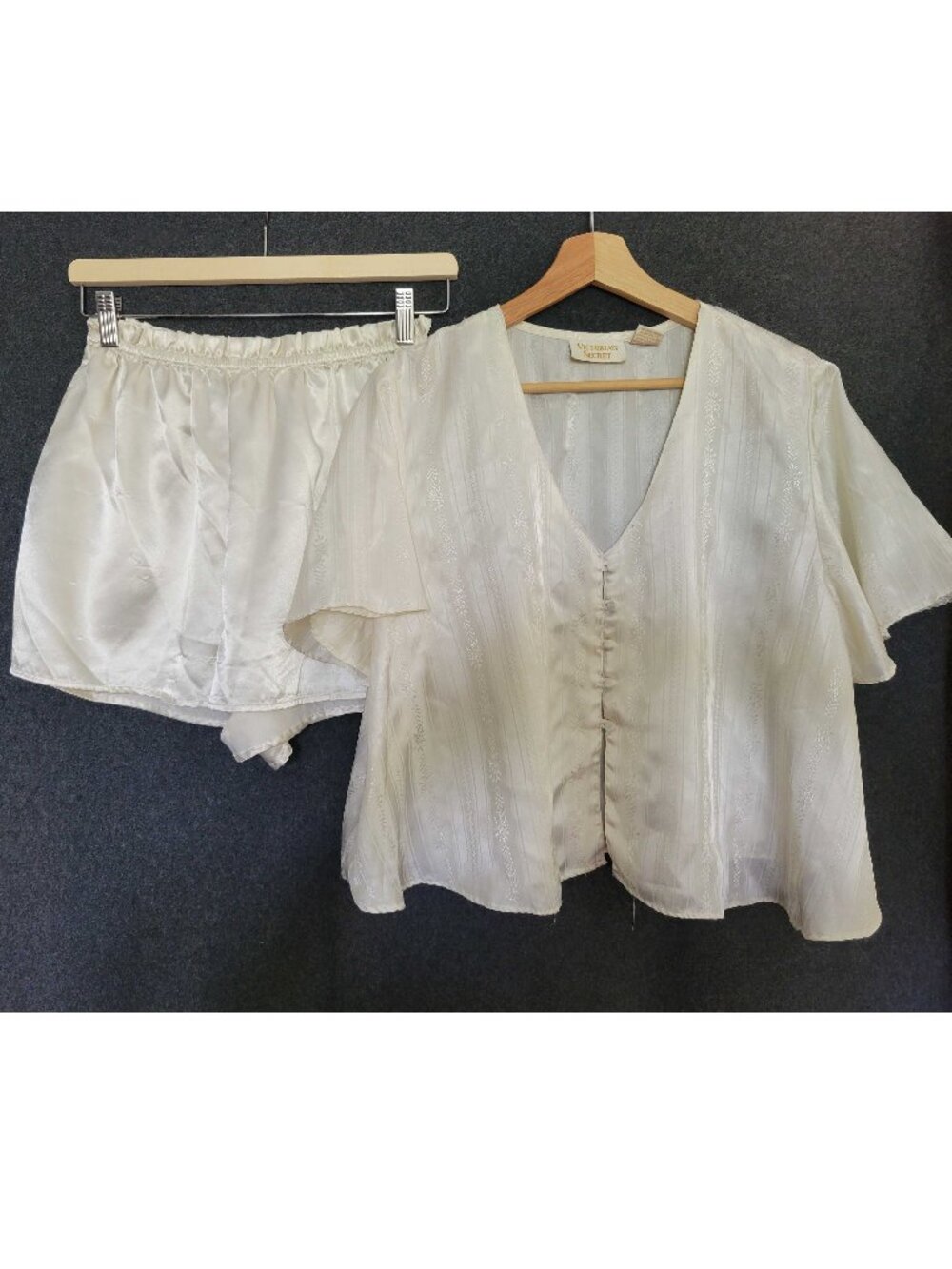 VTG 80s Victoria’s Secret Cream Pajama 2PC Set Golden Label Liquid Satin M